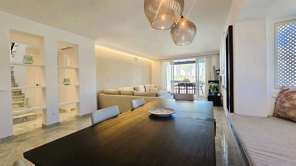 Söögituba - Duplex with Pool in Puente Romano, Marbella