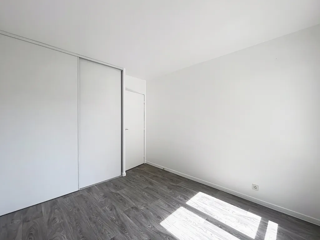 Magamistoad - 3-Bedroom Apartment with Balcony in Chatillon