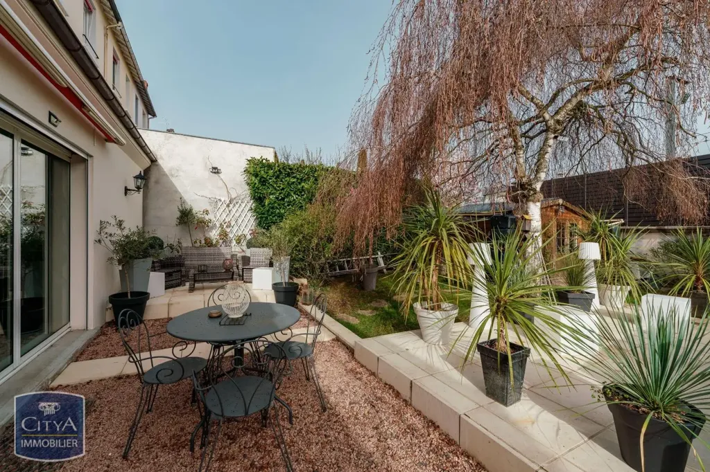 Terrasse - Maison avec Piscine et Jardin à Vichy
