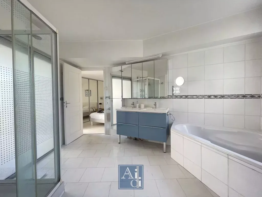 Vannitoad - Spacious 6-Piece Apartment in Cannes