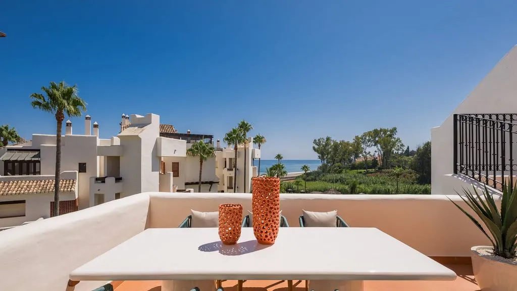 Terrasse - Beachfront Penthouse with Rooftop Spa in Estepona