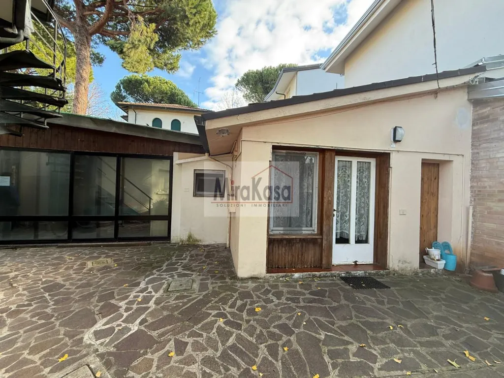 Terrass - Modernist Villa with Curved Design in Cervia