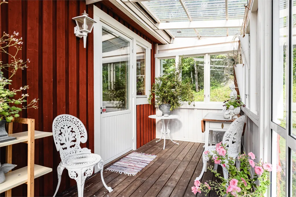 Terrass - Charming Cottage with Private Pier near Katrineholm