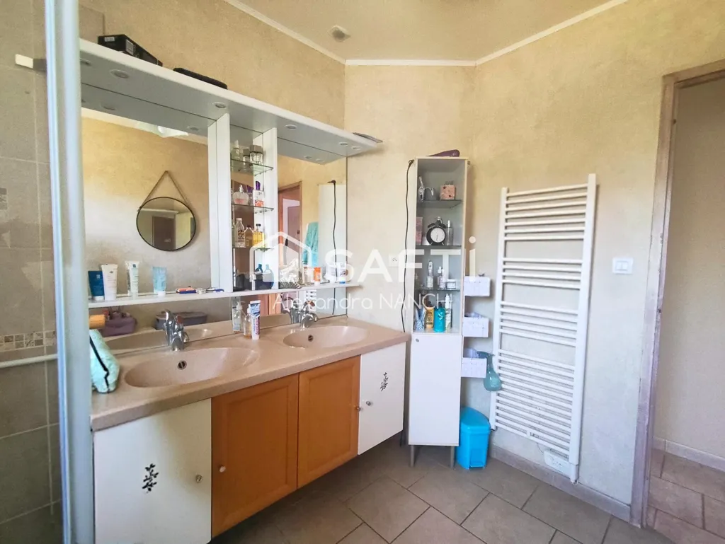 Vannitoad - 5-Bedroom House with Pool in Saint-Vulbas