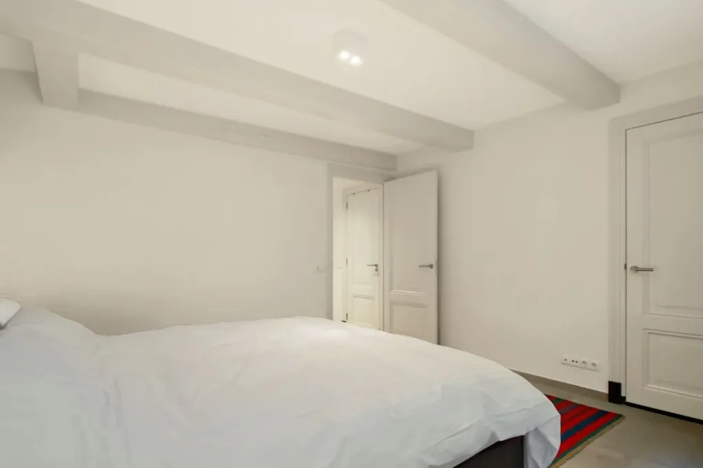 Magamistoad - 17th-Century Canal-View Apartment in Amsterdam