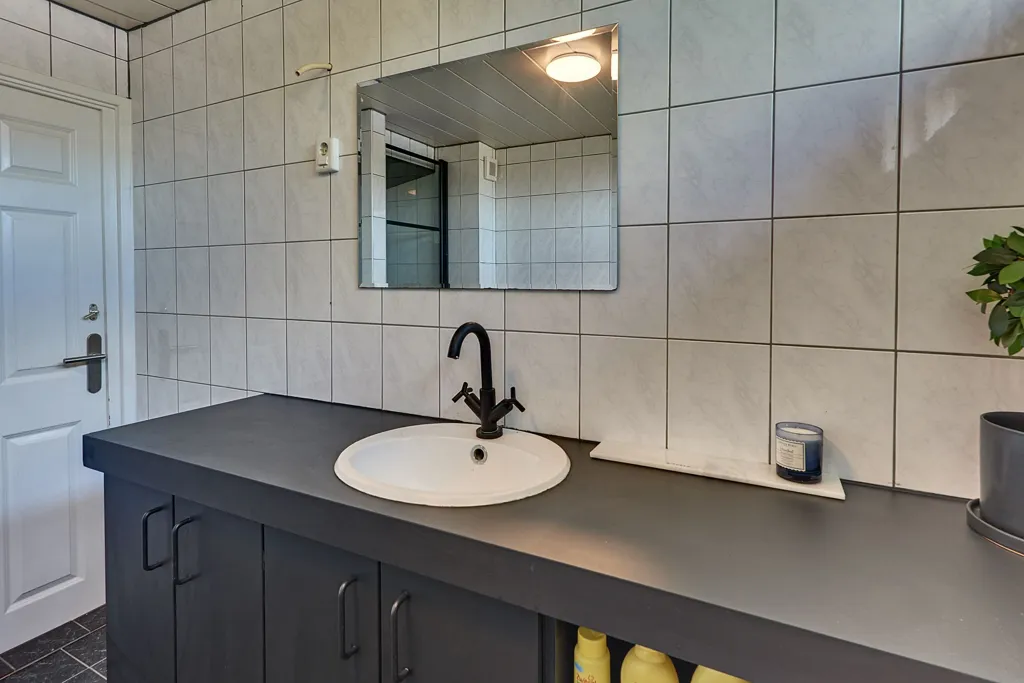 Salles de bain - End-Terrace House with Multifunctional Annex in Tweelingstad