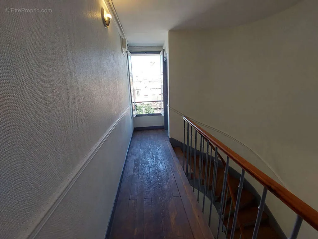 Hallway - Bright 2-Bedroom Flat in Pantin's Golden Triangle