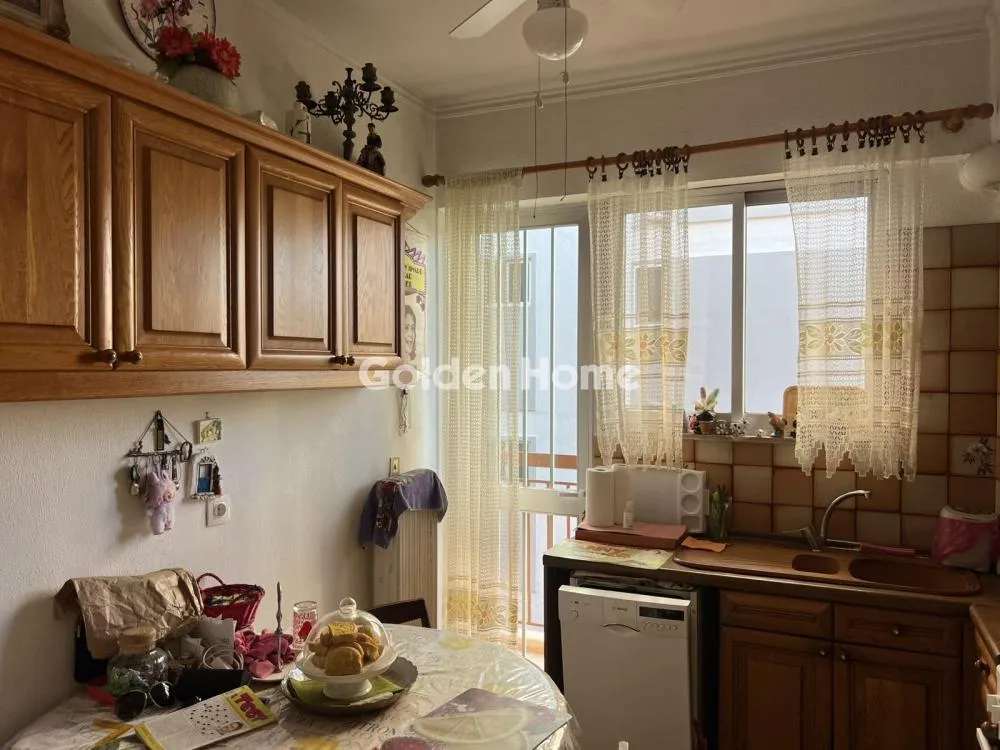 Köök - Bright Apartment with Balcony in Volos Centre