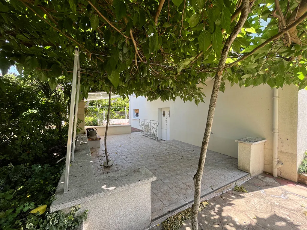 Terrasse - Maison avec Jardin et Greniers à Bourgueil