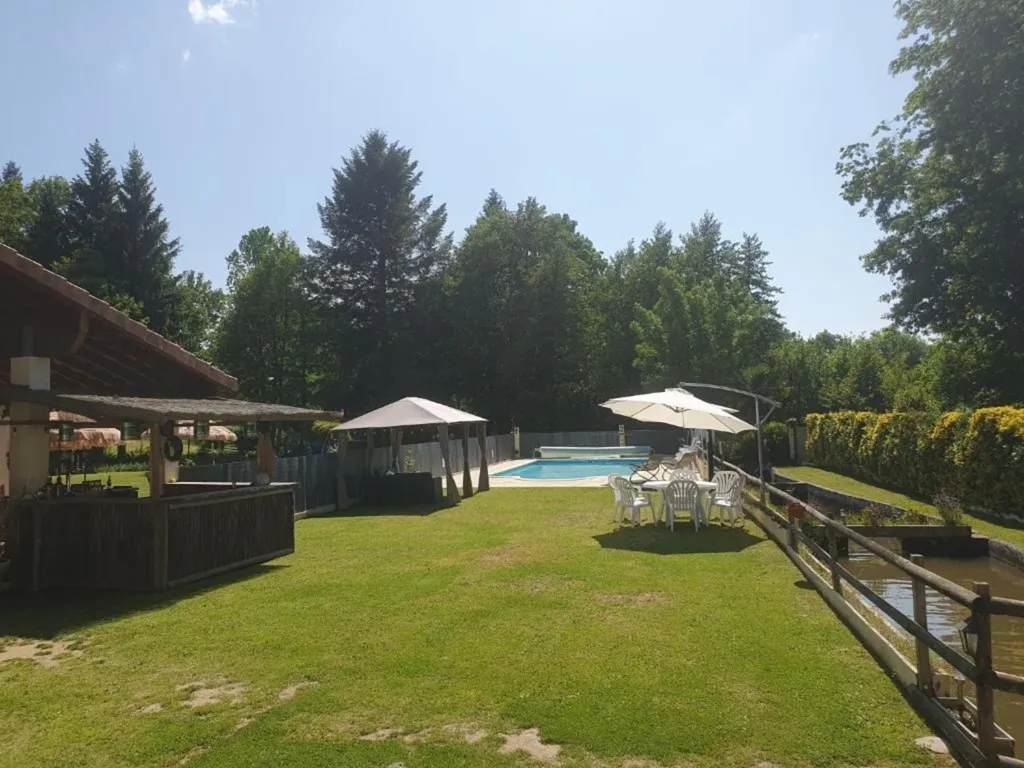 Piscine - Moulin Rénové avec Piscine et Terrain à la Campagne