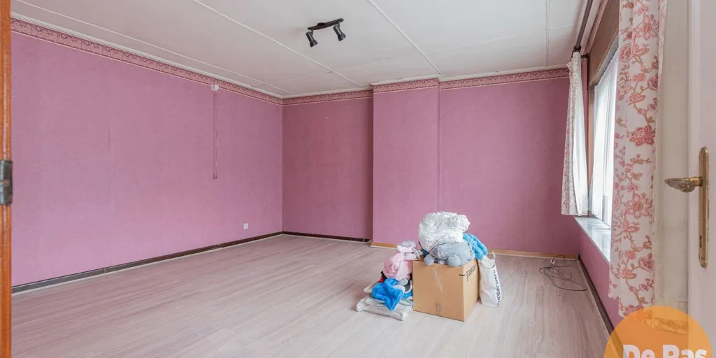Pièces - Propriété Mixte avec Garage Spacieux à Mere