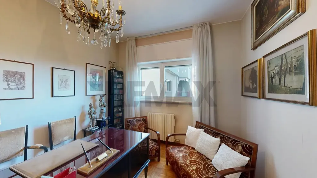 Bureau - Four-Bedroom Apartment with Balcony in Milan