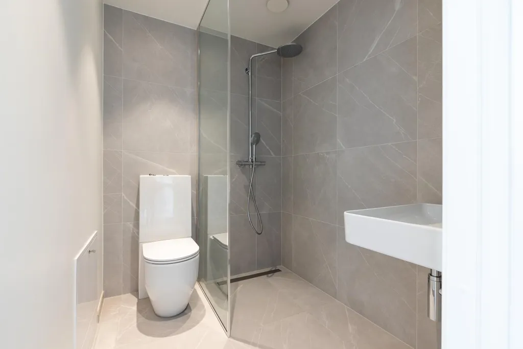 Salles de bain - Loft with High Ceilings in Volta Quarter