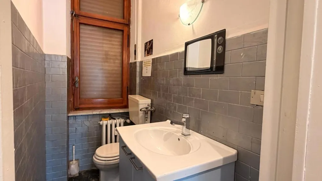 Salles de bain - Commercial Space with Private Parking in Turin
