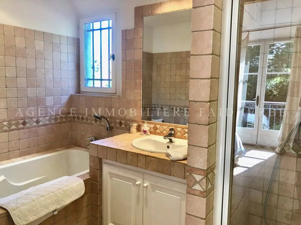 Salles de bain - Villa de Luxe avec Piscine à Saint-Tropez