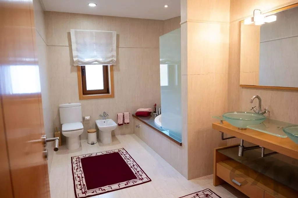 Salles de bain - Luxury Villa with Greenbelt View in Friestas