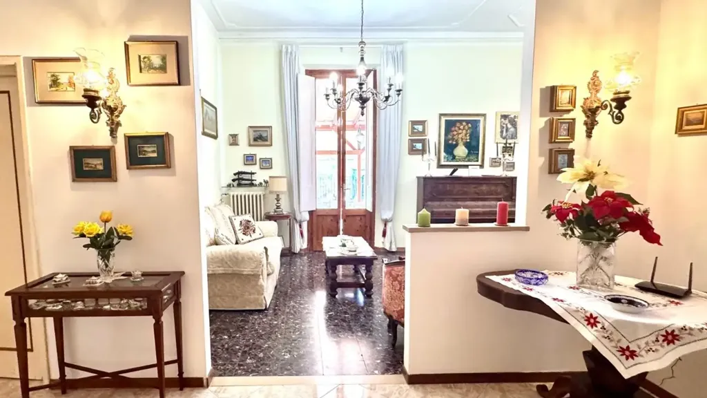 Entrée - Trilocale with Terrace in Central Empoli