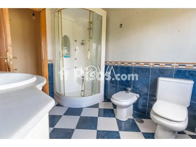 Bathrooms - Large House with Garden in Adarzo, Santander