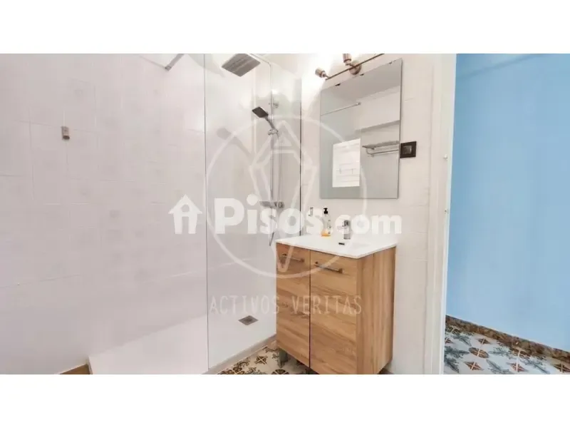 Bathrooms - Bright Apartment with Balcony in Paterna Centre