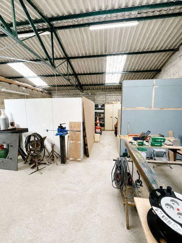 Pesuköök - Warehouse with Office Space in Manduel