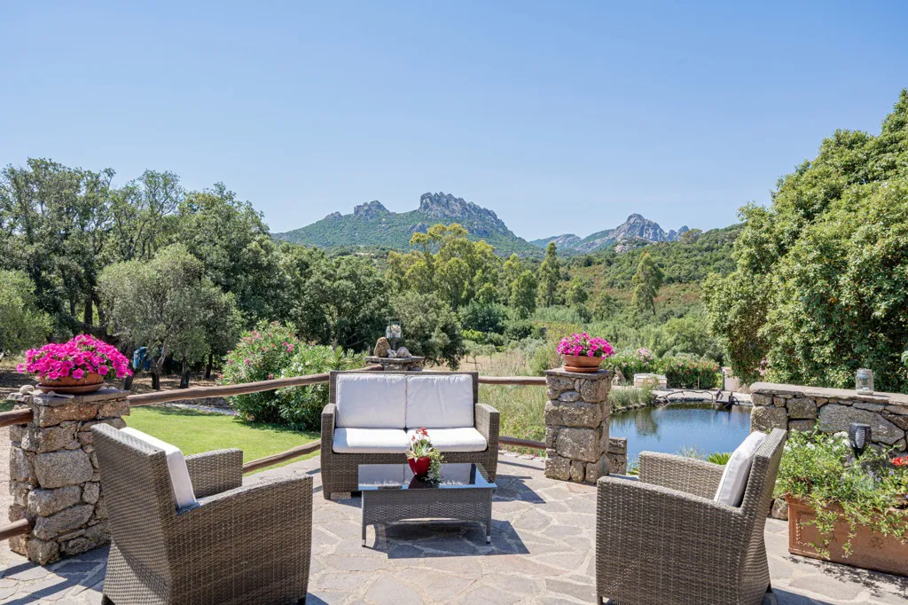 Terrass - Villa with Lake and Nature in Sardinia