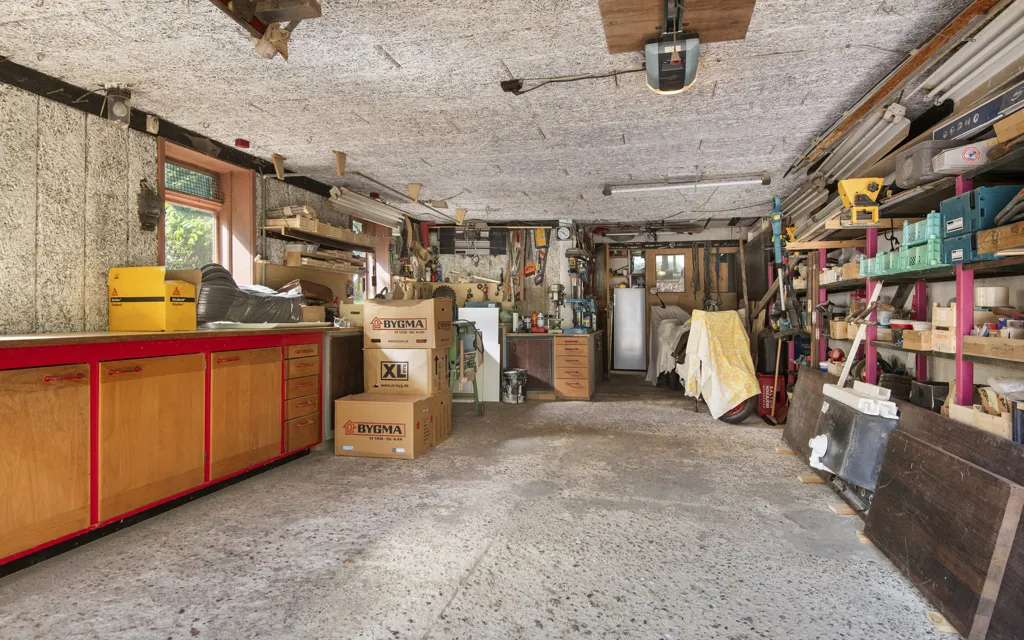 Garage - Spacious House with Workshop Garage in Tårs