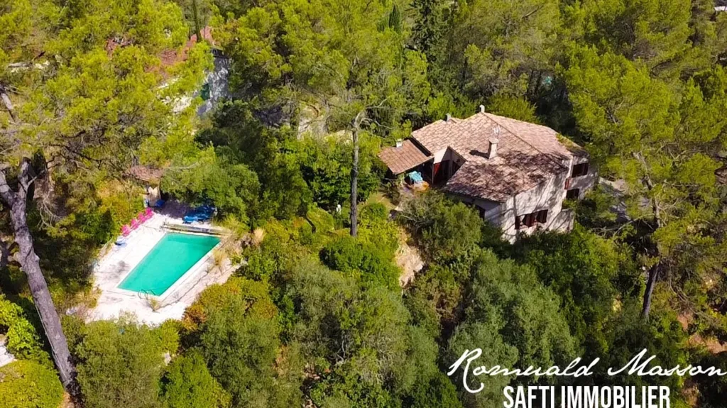 Õhuvaade - Traditional House with Pool in Belgentier