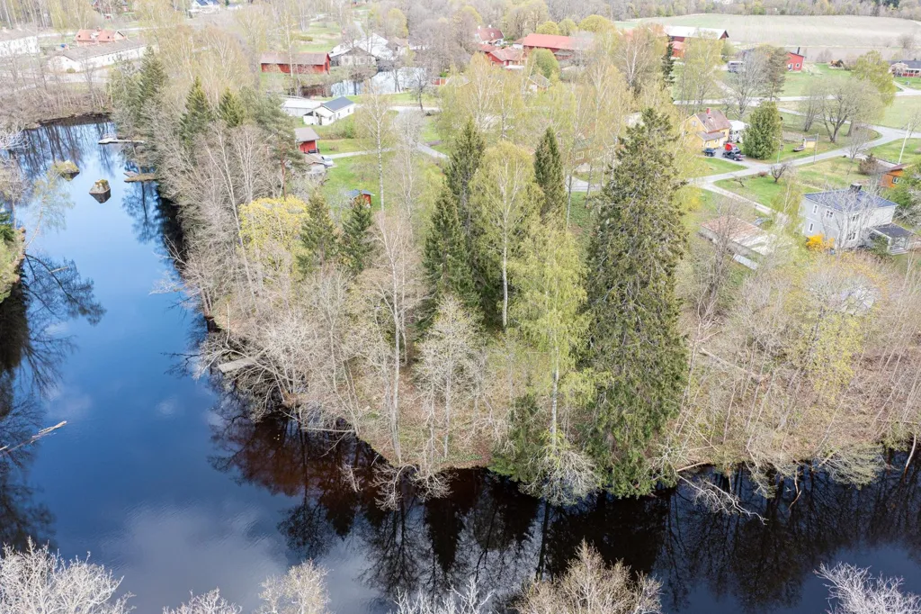 Õhuvaade - Buildable Plot with Riverfront in Skinnskatteberg