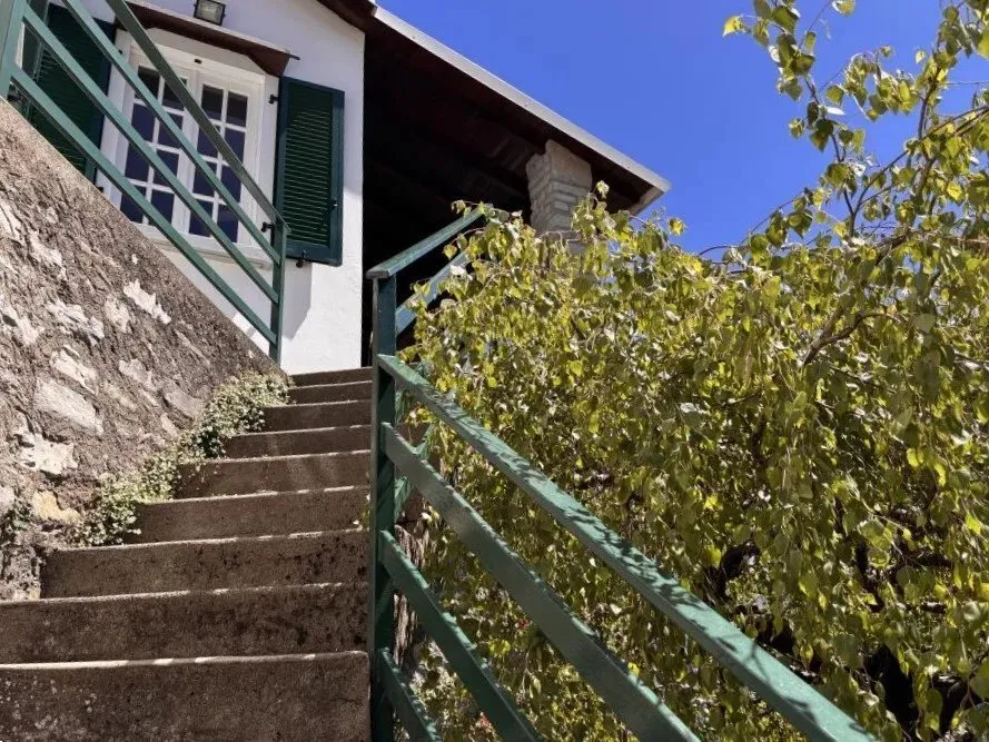 Pièces - Early 20th-Century Villa with Lake Views in Moltrasio