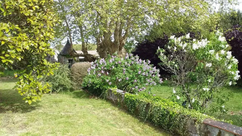 Aed - Charming Stone House with Garden in Pauillac
