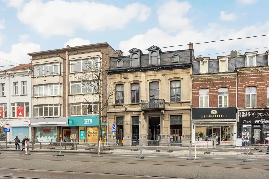 Välivaade - Neo-Classical Townhouse with Commercial Space in Merksem