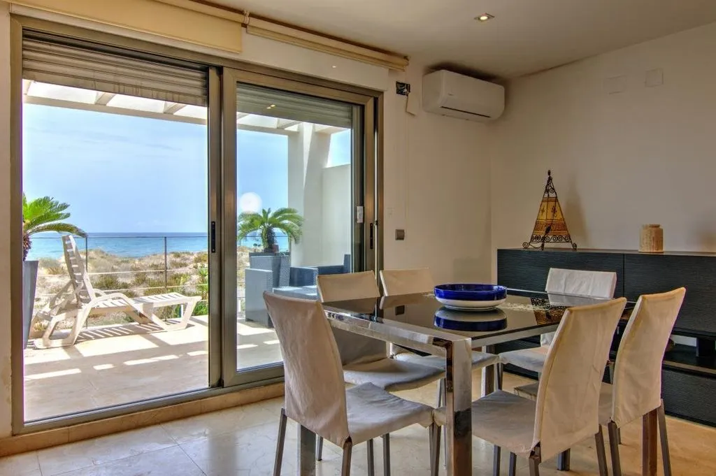 Sala da pranzo - Beachfront Villa with Sea Views in Oliva Nova