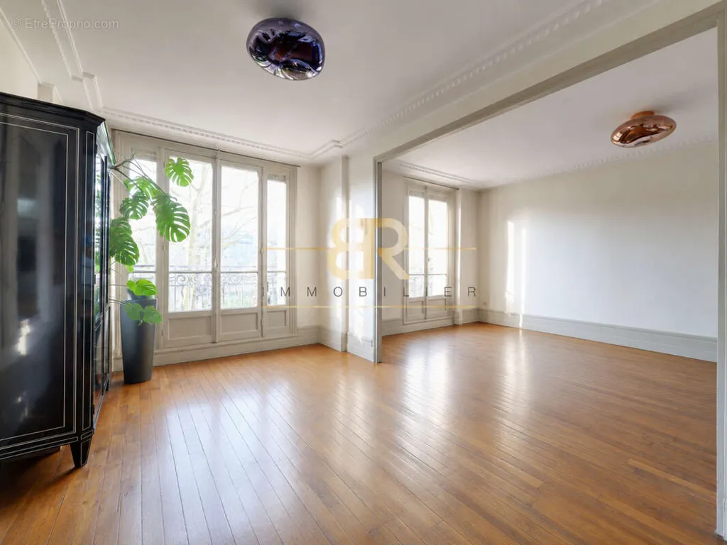 4-toaline korter asukohas Paris-17e