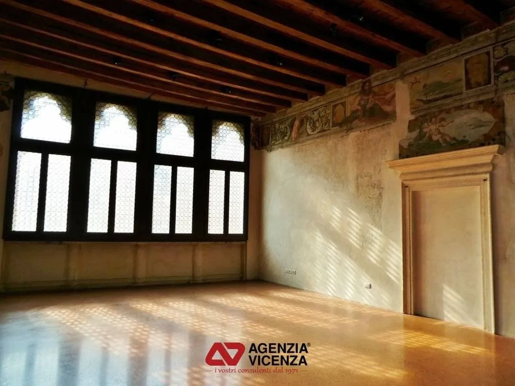 Pièces - Historic Office with Elevator in Vicenza