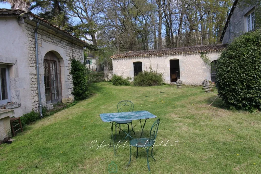 Giardino - Rustic Stone House with Garden near Montendre