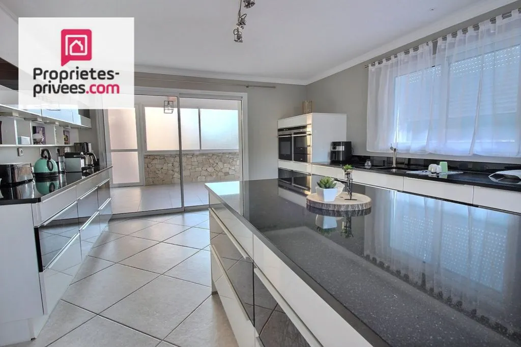 Cucina - Luxury Villa with Multiple Units in Fréjus