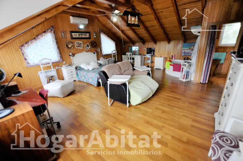 Pièces - Semi-New Chalet with Terrace in Monserrat