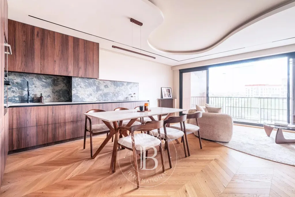Söögituba - Dual Aspect Flat with Balcony in Paris 16th