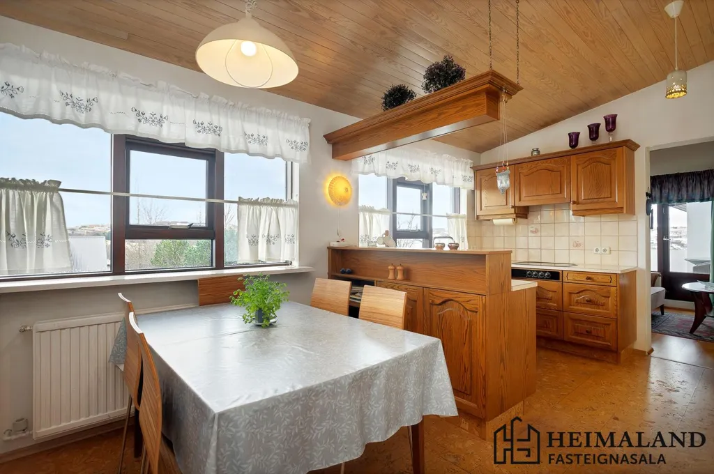 Sala da pranzo - Two-Storey End House with Garden in Reykjavik