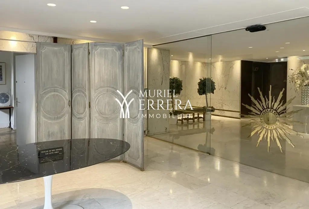 Esik - Modern Apartment with Balcony in Avenue Montaigne