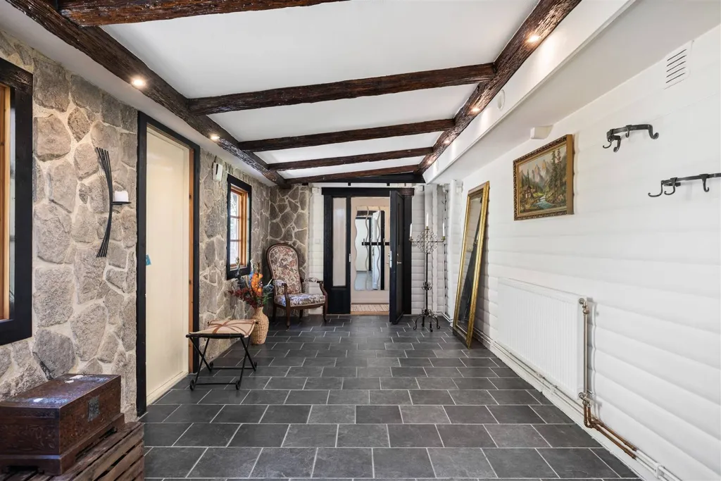Entrée - Generations Home with Pool in Rural Setting