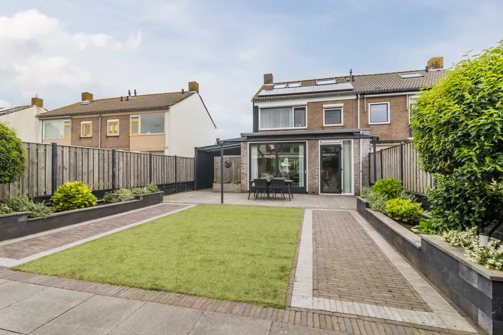 Giardino - Two-Storey House with Solar Panels in Abbenes