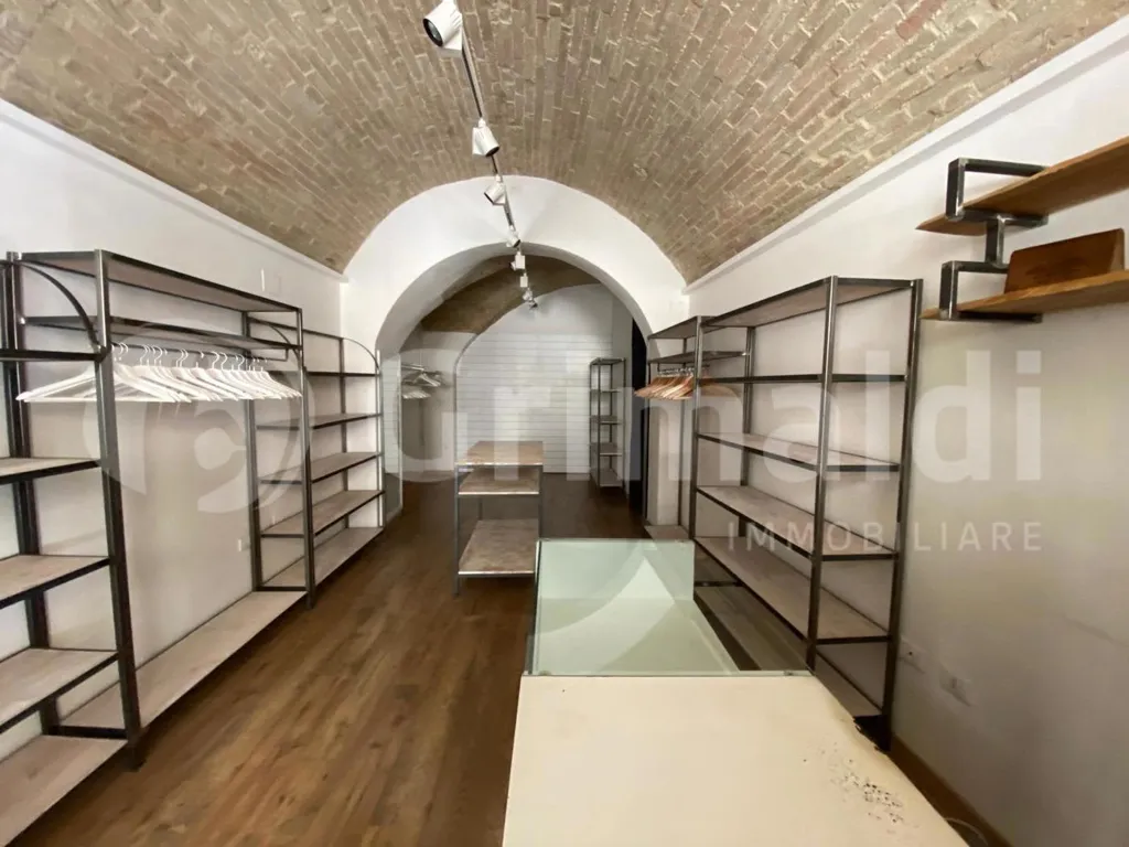 Pièces - Shop with High Visibility in Corso Cavour, Perugia