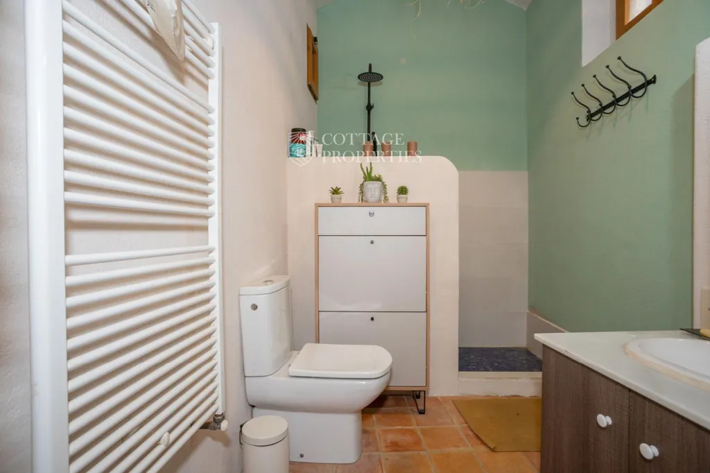 Salles de bain - Sustainable Farmhouse with Panoramic Views in Pla de l'Estany