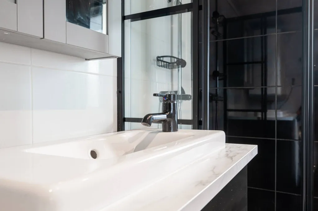 Bathrooms - Year-Round Cottage with Boat Access in Binnäset