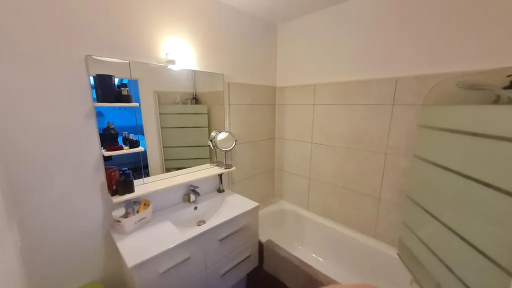 Bathrooms - Duplex Apartment with Terrace in Quiet Residence