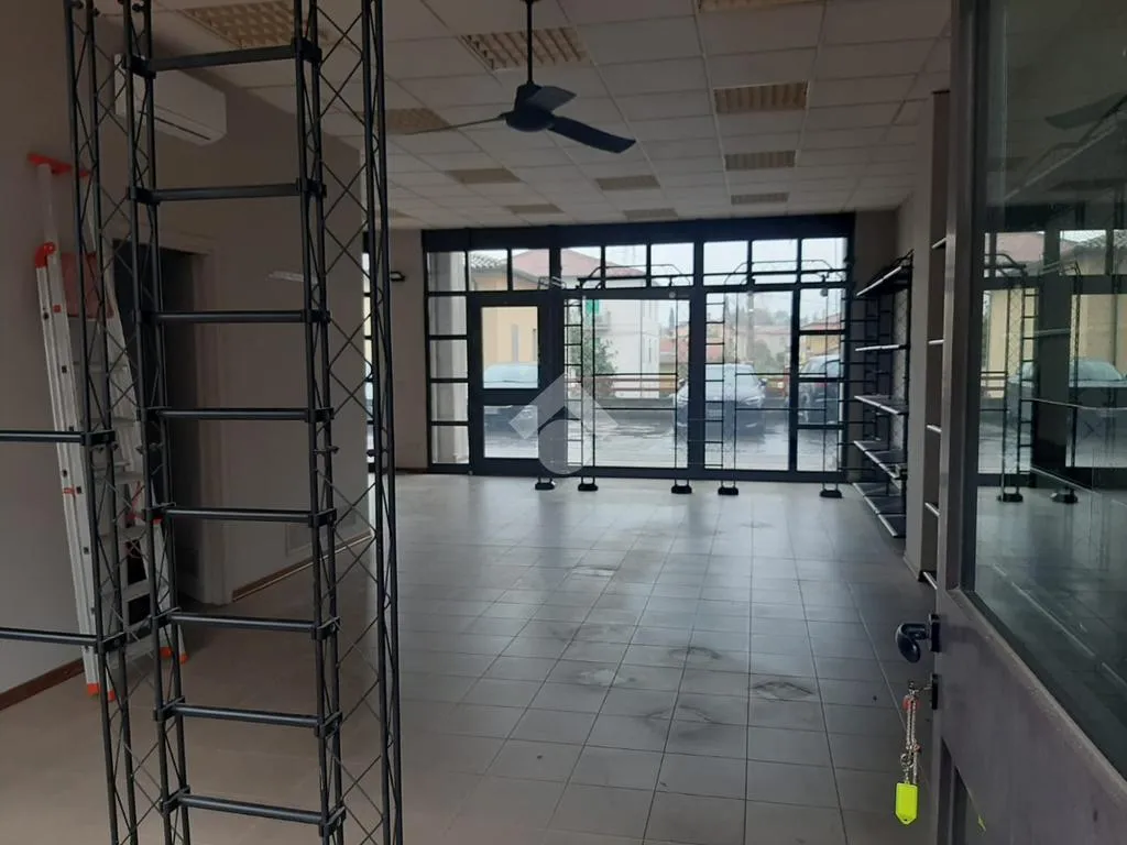Pièces - Commercial Unit with Multiple Windows in Terni
