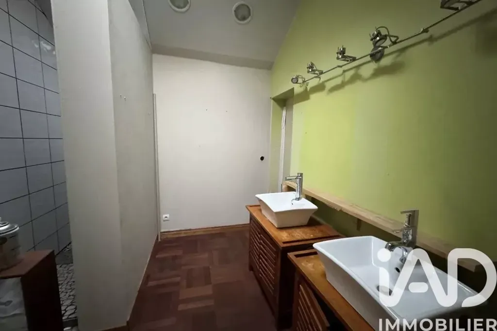 Salles de bain - Maison Traditionnelle avec Grand Terrain à Marcheprime