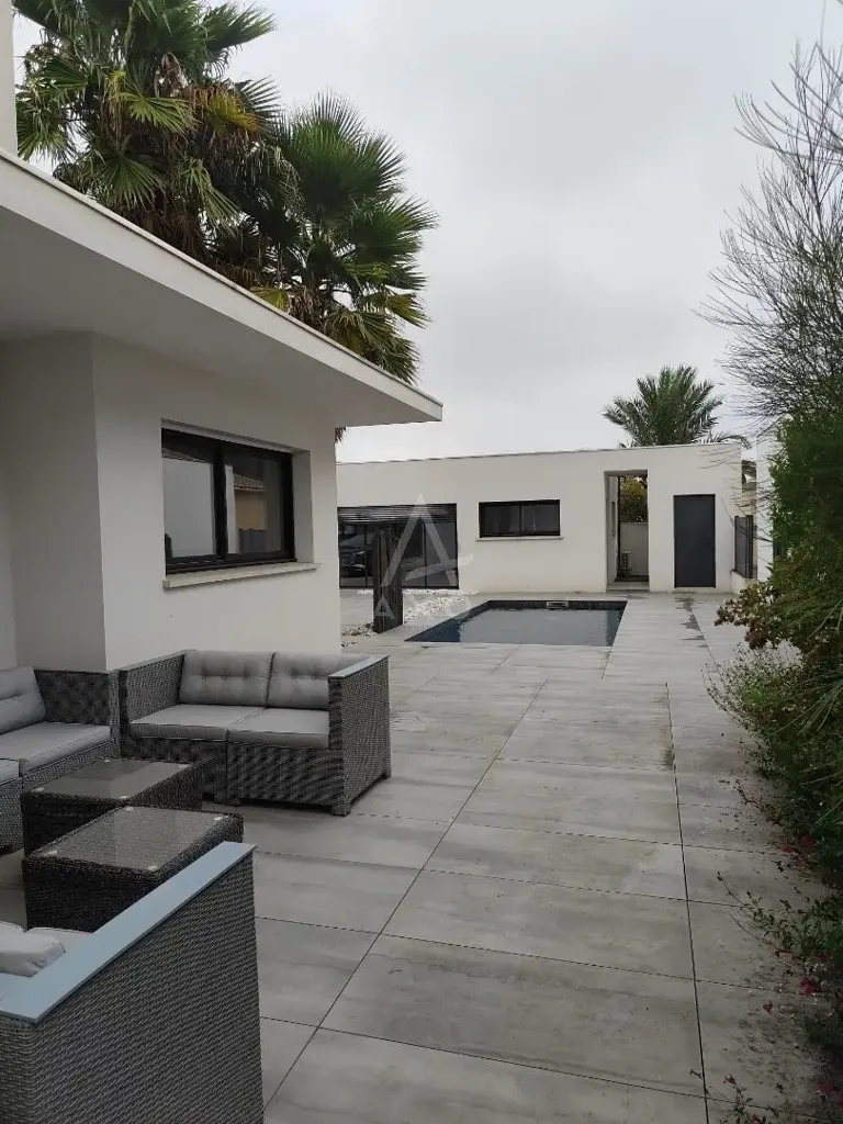 Piscine - Villa Contemporaine avec Piscine à Agde