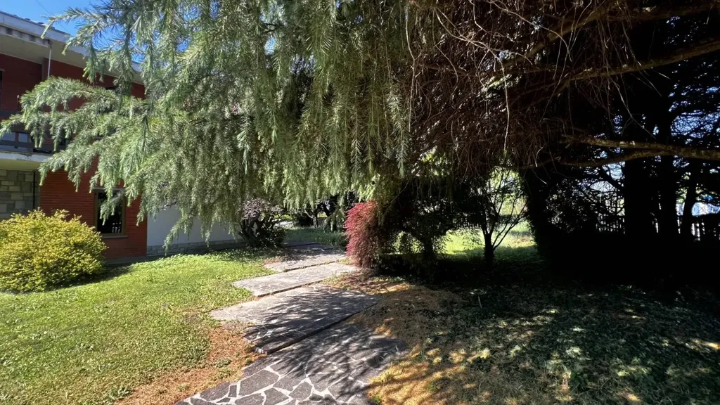 Aed - Villa with Edificabile Potential in Bernareggio